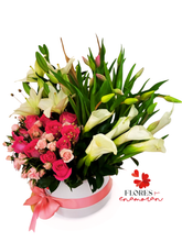 Cargar imagen en el visor de la galería, ARREGLO &quot;LA VIDA EN ROSA&quot;